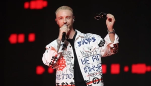 Егор Крид защитил сотрудницу от дебоширов на борту самолета