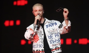 Егор Крид защитил сотрудницу от дебоширов на борту самолета Егор Крид защитил сотрудницу от дебоширов на борту самолета