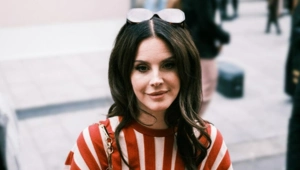 Лана Дель Рей объявила дату выхода «любимого» сингла с десятого альбома «Stove»