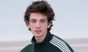 Марк Эйдельштейн снялся в рекламе с Беллой Хадид Марк Эйдельштейн снялся в рекламе с Беллой Хадид