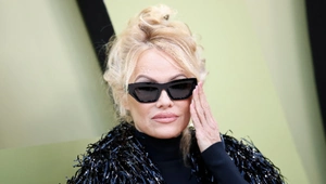 56-летняя Памела Андерсон без макияжа произвела фурор в Лондоне 56-летняя Памела Андерсон без макияжа произвела фурор в Лондоне