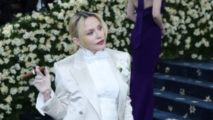 Мадонна посетила выставку российских художниц в шапке-ушанке