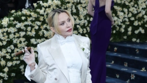 Мадонна посетила выставку российских художниц в шапке-ушанке