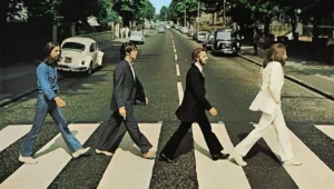 Актеры байопика о The Beatles повторили легендарный кадр с обложки Abbey Road Актеры байопика о The Beatles повторили легендарный кадр с обложки Abbey Road