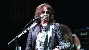 Названа причина смерти сооснователя KISS Эйса Фрейли Названа причина смерти сооснователя KISS Эйса Фрейли