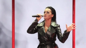 Певица Слава застряла в платье из-за молнии