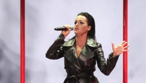 Певица Слава застряла в платье из-за молнии Певица Слава застряла в платье из-за молнии