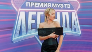 Черно-белые звездные образы на ковровой дорожке «Премии МУЗ-ТВ 2025. Легенда»