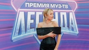 Черно-белые звездные образы на ковровой дорожке «Премии МУЗ-ТВ 2025. Легенда»