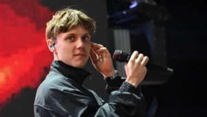 Ваня Дмитриенко объяснил секрет неугасающей популярности Филиппа Киркорова Ваня Дмитриенко объяснил секрет неугасающей популярности Филиппа Киркорова