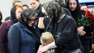 Шестилетняя дочь Романа Попова простилась с папой и проводила его в последний путь