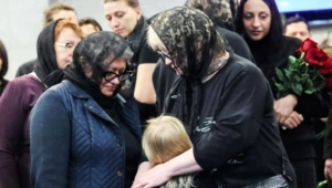 Шестилетняя дочь Романа Попова простилась с папой и проводила его в последний путь Шестилетняя дочь Романа Попова простилась с папой и проводила его в последний путь