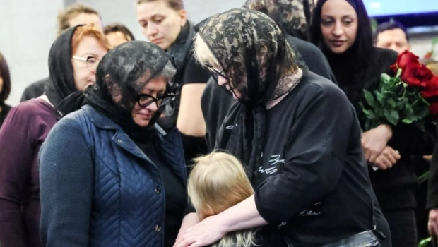 Шестилетняя дочь Романа Попова простилась с папой и проводила его в последний путь