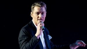 Алексей Воробьев представил черно-белый анимационный клип к своему роману в стихах