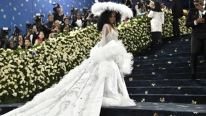 Семеро мужчин несли шлейф платья Дайаны Росс на MET GALA 2025