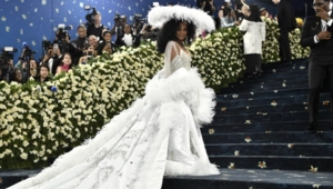 Семеро мужчин несли шлейф платья Дайаны Росс на MET GALA 2025 Семеро мужчин несли шлейф платья Дайаны Росс на MET GALA 2025