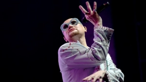 Певец Шура объяснил, почему пользуется кнопочным «бабкофоном»