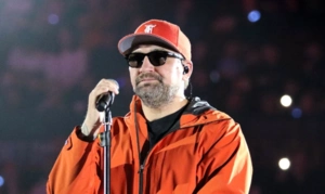 Баста поздравил маму со сцены на концерте в Красноярске