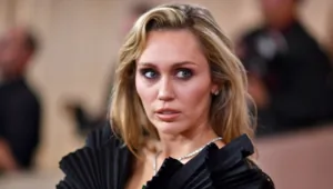 Блогер из Новороссийска требует справедливости после передачи ее никнейма Майли Сайрус Блогер из Новороссийска требует справедливости после передачи ее никнейма Майли Сайрус