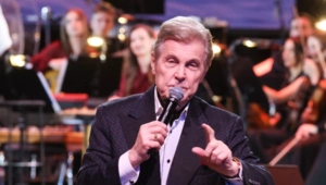 Лев Лещенко высказался в защиту новогодних «огоньков» на телевидении Лев Лещенко высказался в защиту новогодних «огоньков» на телевидении