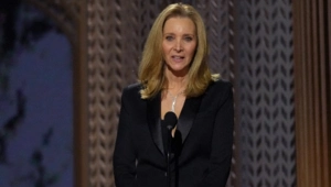 Лиза Кудроу пытается спасти студию, в которой снимали сериал «Друзья»