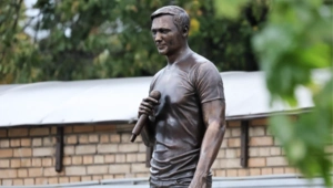 Вандалам, укравшим розы с аллеи памяти Шатунова, грозит административный арест Вандалам, укравшим розы с аллеи памяти Шатунова, грозит административный арест