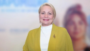 Заметно похудевшая Светлана Пермякова впервые за долгое время вышла в свет