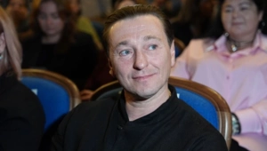 Сергей Безруков требует полмиллиона рублей за продажу масок со своим лицом