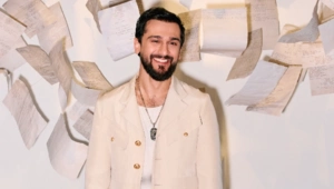 JONY превратил музыку в искусство: звезды на вернисаже выставки «РЯДОМ» JONY превратил музыку в искусство: звезды на вернисаже выставки «РЯДОМ»