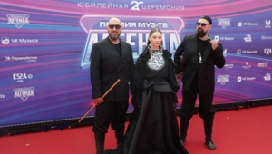 Группа AY YOLA  сыграли на народных музыкальных инструментах на красной дорожке Премии МУЗ-ТВ