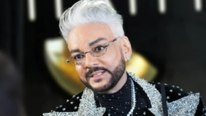 Филипп Киркоров опубликовал архивные кадры с матерью в честь ее дня рождения