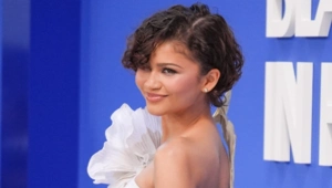 Зендея посетила свадьбу поклонников в качестве свидетельницы Зендея посетила свадьбу поклонников в качестве свидетельницы