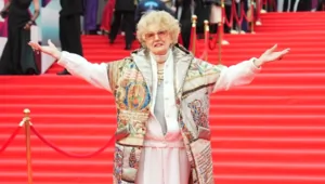 Стильный образ 90-летней Светланы Дружининой покорил ее подписчиков