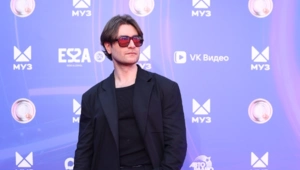 DAVA подарил цветы Мари Краймбрери на «Премии МУЗ-ТВ 2026. Движение» DAVA подарил цветы Мари Краймбрери на «Премии МУЗ-ТВ 2026. Движение»