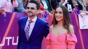 Муж Виктории Дайнеко перенес операцию на позвоночник и не может ходить без опоры