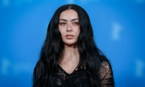 Charli XCX представила название и обложку нового альбома с изображением Мартина Скорсезе Charli XCX представила название и обложку нового альбома с изображением Мартина Скорсезе