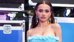 Валя Карнавал удивила поклонников фотографией в свадебном платье