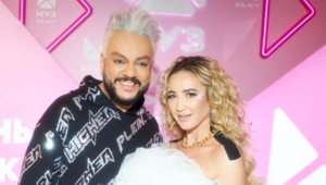 Филипп Киркоров и Ольга Бузова вышли в свет в свадебных образах: ВИДЕО