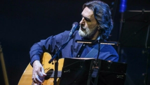 Вячеслав Бутусов объяснил привычку петь с закрытыми глазами Вячеслав Бутусов объяснил привычку петь с закрытыми глазами