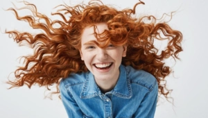 Врач объяснил, почему волосы повреждаются на холоде, и дал советы по уходу