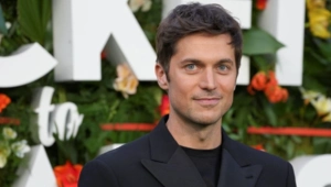 Звезда сериала «Эмили в Париже» Лукас Браво рассказал, о чем ненавидит разговаривать с людьми