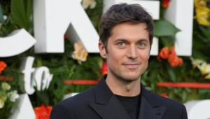 Звезда сериала «Эмили в Париже» Лукас Браво рассказал, о чем ненавидит разговаривать с людьми