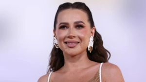 Лерчек побрилась налысо на фоне борьбы с раком четвертой стадии Лерчек побрилась налысо на фоне борьбы с раком четвертой стадии