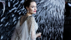 Анджелина Джоли объяснила, почему она не стесняется шрамов после мастэктомии Анджелина Джоли объяснила, почему она не стесняется шрамов после мастэктомии