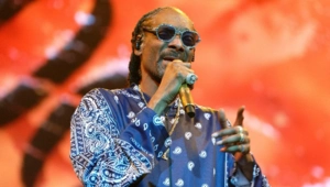 Снуп Догг собрал Андреа и Маттео Бочелли, HUNTR/X и Лейни Уилсон ради рождественской коллаборации