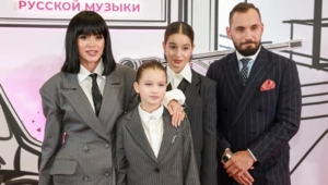 Ксения Бородина показала редкие кадры семейного отдыха с падчерицей Николь Ксения Бородина показала редкие кадры семейного отдыха с падчерицей Николь