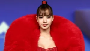 Лиса из BLACKPINK выпустила дебютный сольный мини-альбом «Press Play» Лиса из BLACKPINK выпустила дебютный сольный мини-альбом «Press Play»