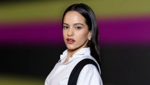 Розалия выпустила третий клип в поддержку альбома «LUX» — с левитацией и сгоревшей иномаркой