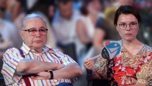 Молодая жена Евгения Петросяна ответила на критику «бабушкиного» образа Молодая жена Евгения Петросяна ответила на критику «бабушкиного» образа