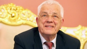 89-летний Раймонд Паулс перенес сложную операцию